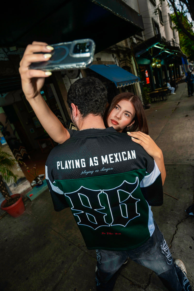 Pareja con el jersey Playing as Mexican