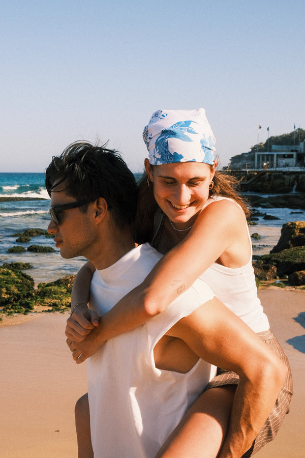 Pareja en la playa con bandana